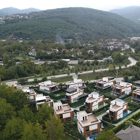 Muhafazakar Havuzlu Bahceli Gueneslenme Alani Bulunan Ultra Lueks Villa *