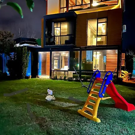 Muhafazakar Havuzlu Bahceli Gueneslenme Alani Bulunan Ultra Lueks Villa