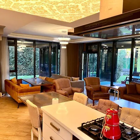 Villa Muhafazakar Havuzlu Bahceli Gueneslenme Alani Bulunan Ultra Lueks