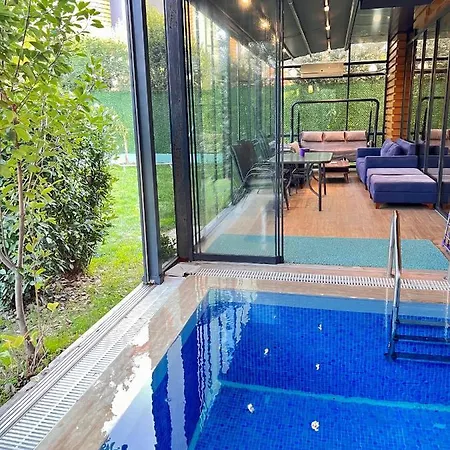 Villa Muhafazakar Havuzlu Bahceli Gueneslenme Alani Bulunan Ultra Lueks Sakarya (Marmara)