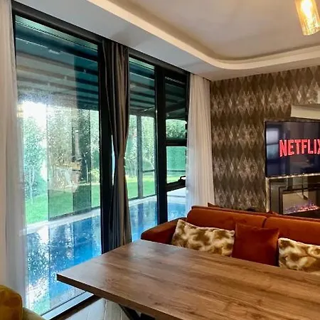 Villa Muhafazakar Havuzlu Bahceli Gueneslenme Alani Bulunan Ultra Lueks Sakarya (Marmara)