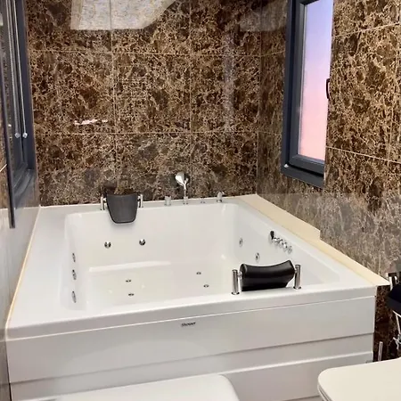 Muhafazakar Havuzlu Bahceli Gueneslenme Alani Bulunan Ultra Lueks Villa