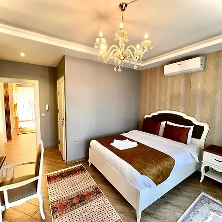 Villa Muhafazakar Havuzlu Bahceli Gueneslenme Alani Bulunan Ultra Lueks Sakarya (Marmara)