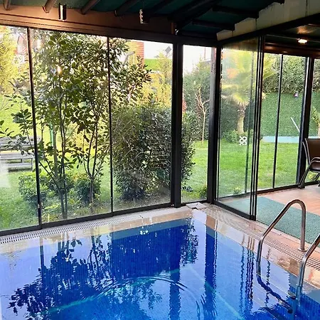 Villa Muhafazakar Havuzlu Bahceli Gueneslenme Alani Bulunan Ultra Lueks Sakarya (Marmara)