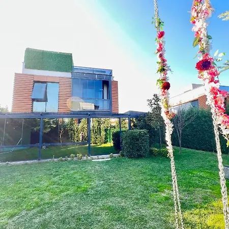 Villa Muhafazakar Havuzlu Bahceli Gueneslenme Alani Bulunan Ultra Lueks *