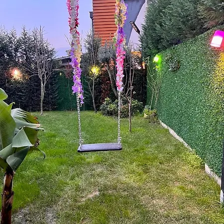 Villa Muhafazakar Havuzlu Bahceli Gueneslenme Alani Bulunan Ultra Lueks Sakarya (Marmara)