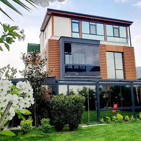 Muhafazakar Havuzlu Bahceli Gueneslenme Alani Bulunan Ultra Lueks Villa Sakarya (Marmara)