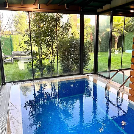 Villa Muhafazakar Havuzlu Bahceli Gueneslenme Alani Bulunan Ultra Lueks *