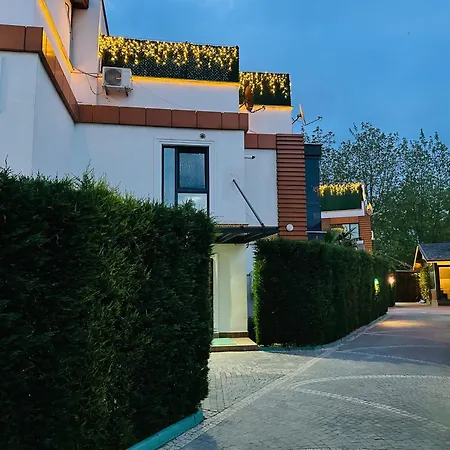 Villa Muhafazakar Havuzlu Bahceli Gueneslenme Alani Bulunan Ultra Lueks