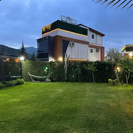 Villa Muhafazakar Havuzlu Bahceli Gueneslenme Alani Bulunan Ultra Lueks *
