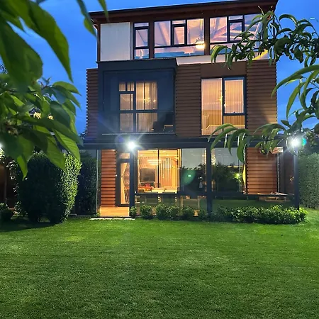 Villa Muhafazakar Havuzlu Bahceli Gueneslenme Alani Bulunan Ultra Lueks Sakarya (Marmara)