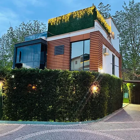 Villa Muhafazakar Havuzlu Bahceli Gueneslenme Alani Bulunan Ultra Lueks Sakarya (Marmara)