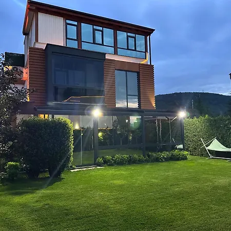Muhafazakar Havuzlu Bahceli Gueneslenme Alani Bulunan Ultra Lueks