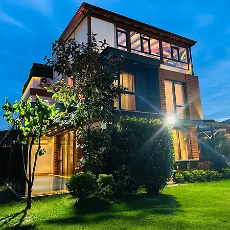 Villa Muhafazakar Havuzlu Bahceli Gueneslenme Alani Bulunan Ultra Lueks Sakarya (Marmara)