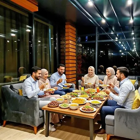 Muhafazakar Havuzlu Bahceli Gueneslenme Alani Bulunan Ultra Lueks Villa